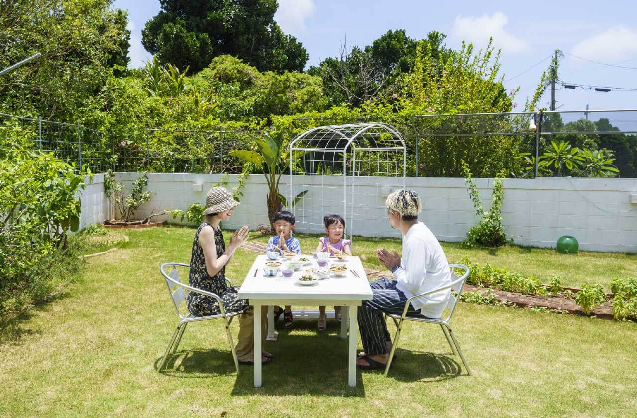 庭で朝食を楽しむ様子