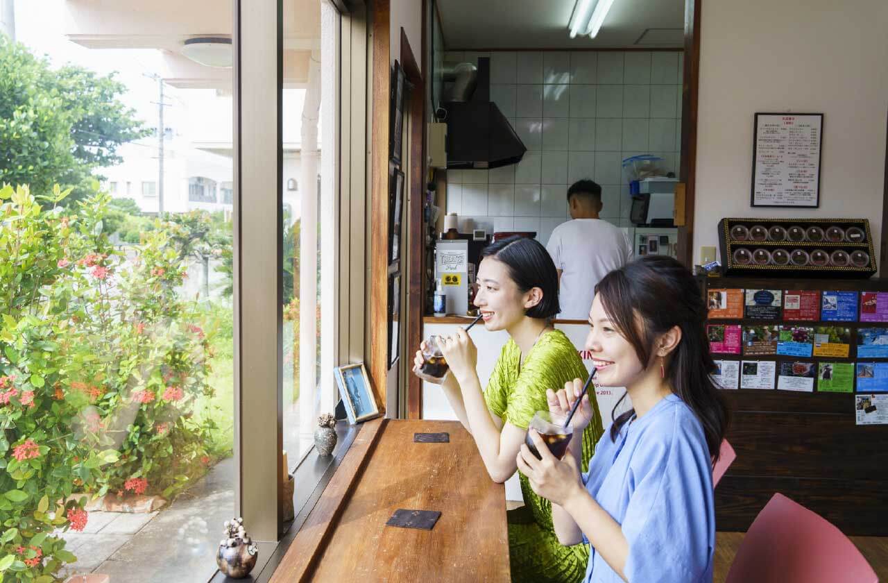 カフェでコーヒーを飲む女性