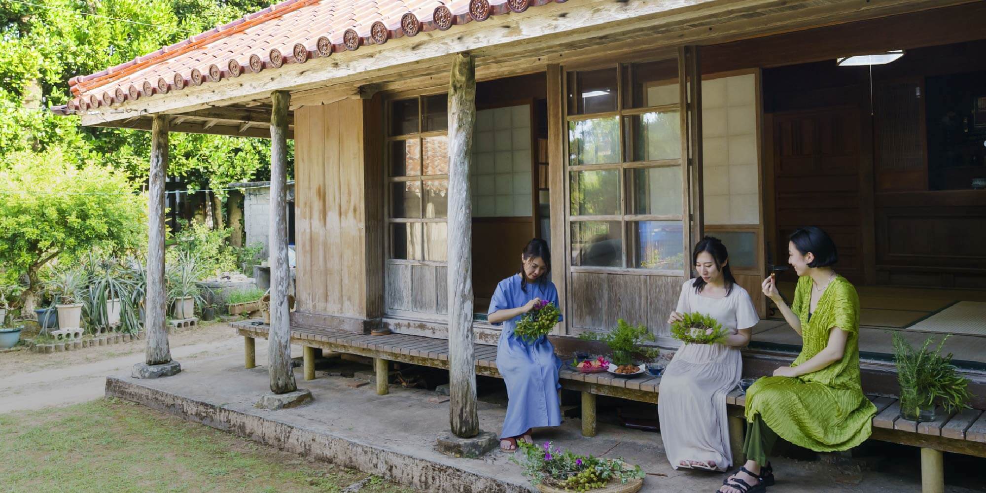 談笑する３名の女性